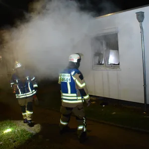 Rauch dringt aus der Unterkunft.