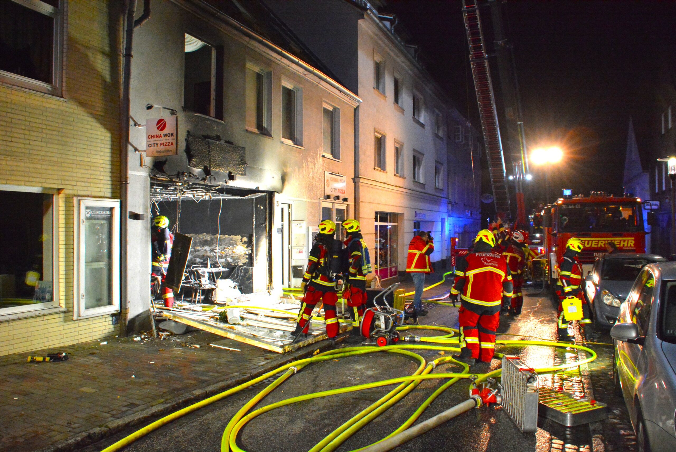 Durch die Explosion im Dönerladen wurde das Haus in Ratzeburg unbewohnbar.