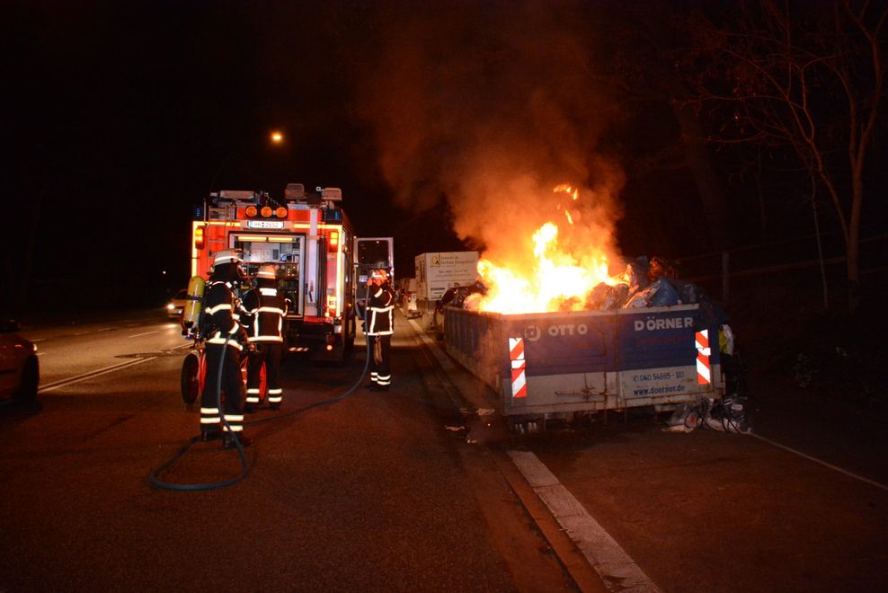 Flammen schlagen in Lohbrügge aus einem Container für Bauschutt