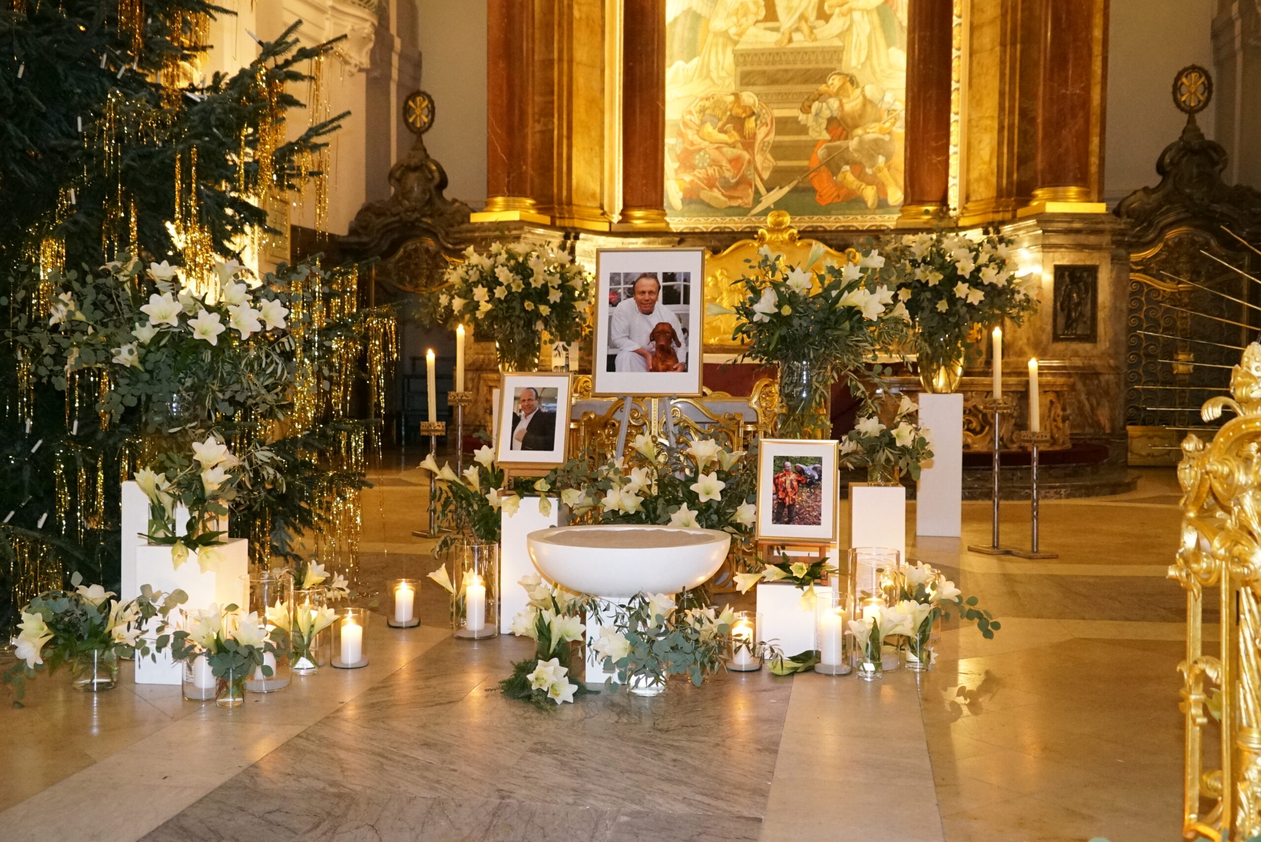 Fotos und weiße Lilien vor einem Altar