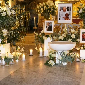 Fotos und weiße Lilien vor einem Altar