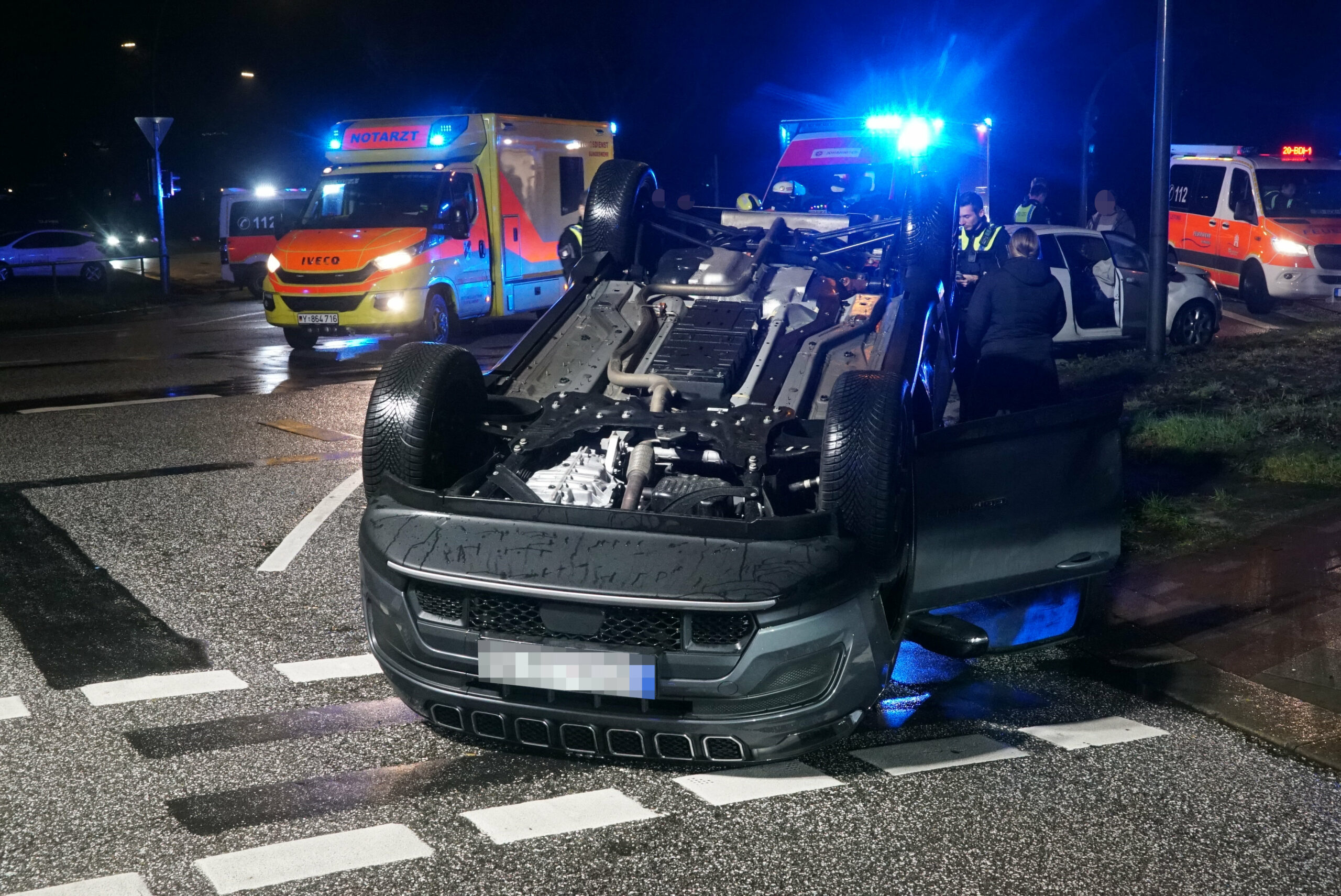 Bei dem Unfall in Barmbek-Süd stürzte einer der beiden beteiligten Wagen um und landete auf dem Dach.