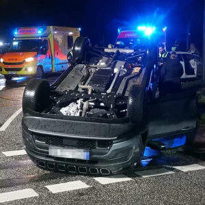 Bei dem Unfall in Barmbek-Süd stürzte einer der beiden beteiligten Wagen um und landete auf dem Dach.
