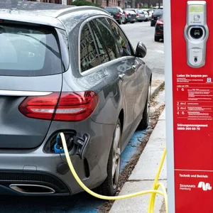 Ein E-Auto an einer Ladesäule in Hamburg (Archivbild).