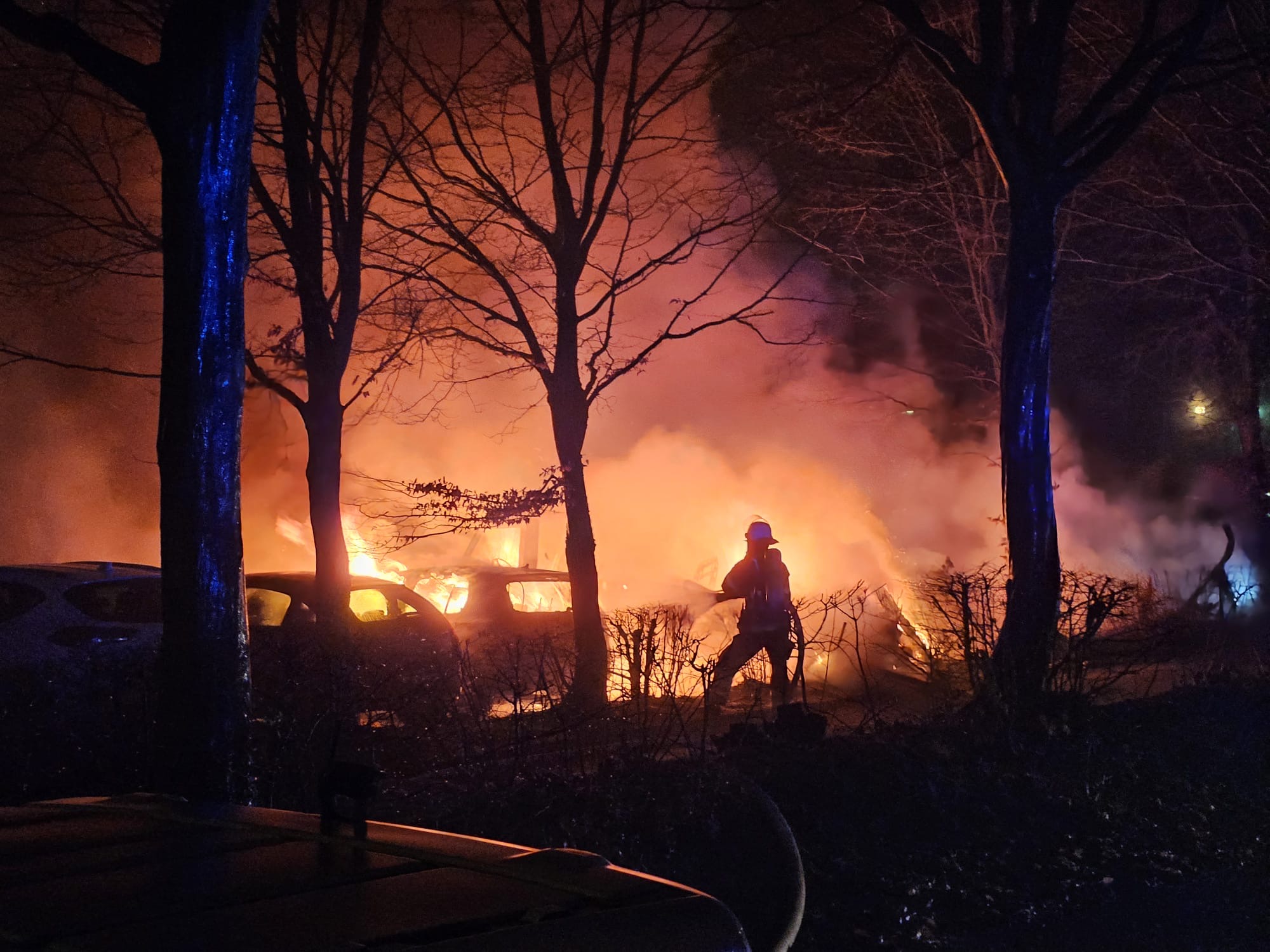 In der Nacht von Freitag auf Samstag gerieten in Poppenbüttel mehrere Fahrzeuge in Brand.