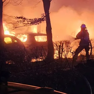 In der Nacht von Freitag auf Samstag gerieten in Poppenbüttel mehrere Fahrzeuge in Brand.