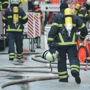 Zimmerbrand in Wohnhaus in Barmbek-Nord – Bewohner verletzt in Klinik