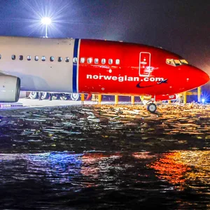 Eine Boeing 737-800 der Billigfluggesellschaft Norwegian steht in Meeresnähe, nachdem sie bei der Landung über die Landebahn rutschte.