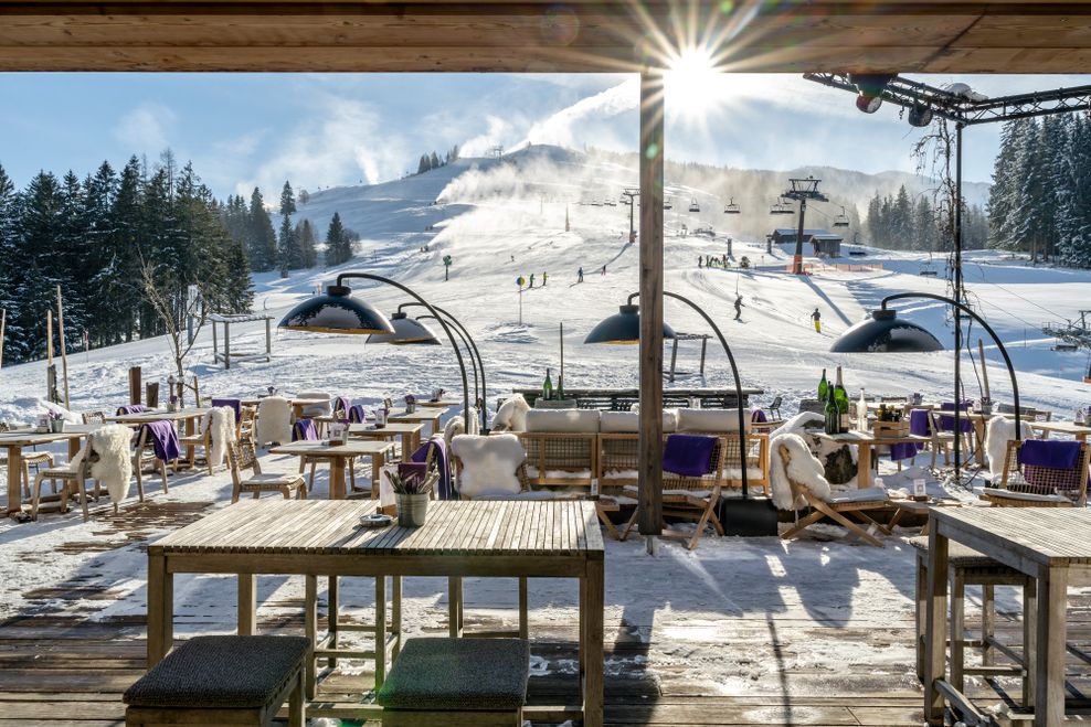 Das Holzhotel Forsthofalm befindet sich mitten auf der Skipiste. 