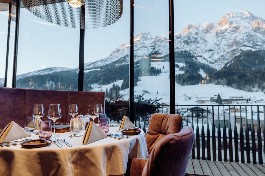 Die Riederalm punktet nicht nur mit Ski in und Ski out Vergnügen, sondern auch mit einer von Gault Millau ausgezeichneten Gourmetpension.