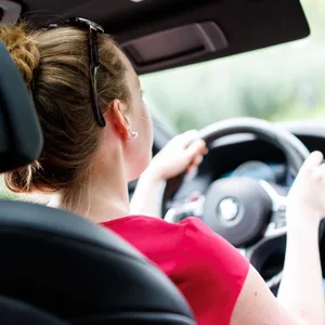 Eine Fahrschülerin fährt Auto