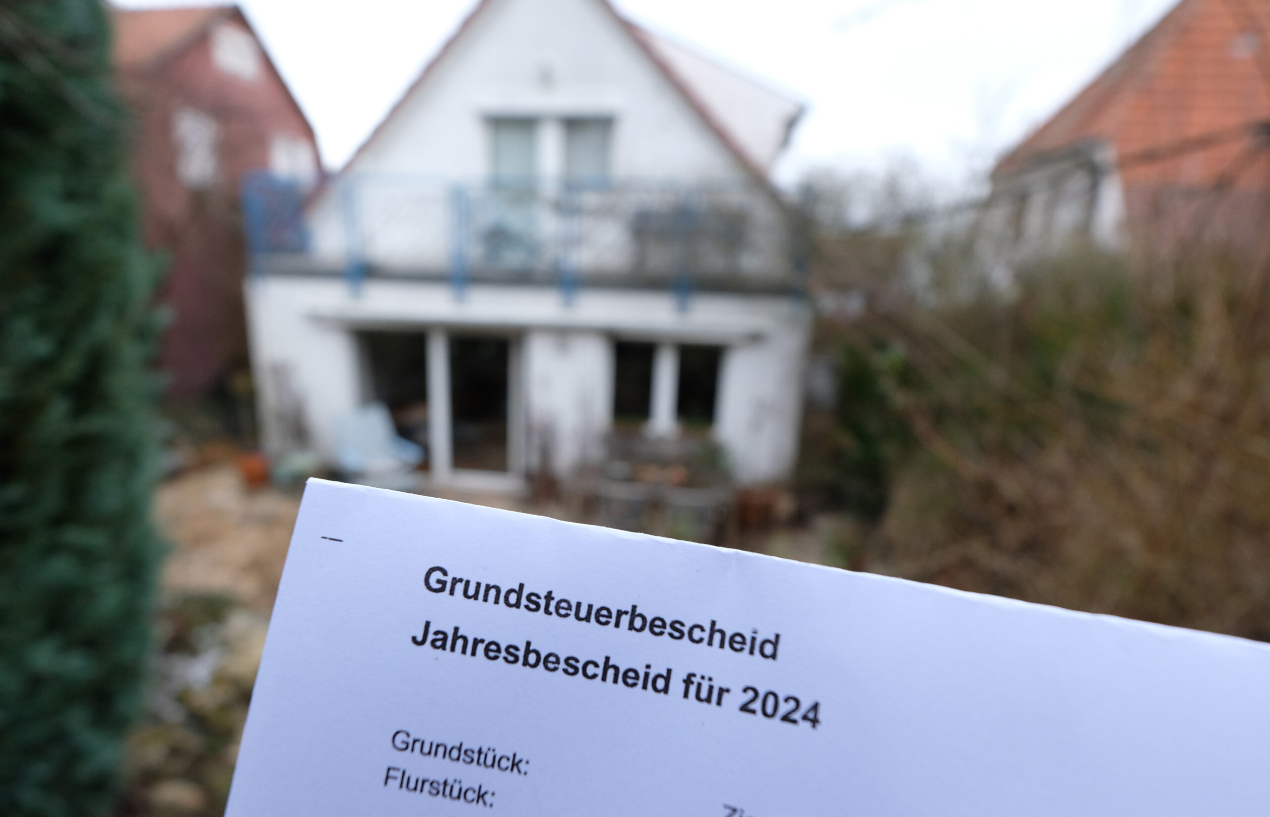 Ein Grundsteuerbescheid für 2024 (Symbolbild).