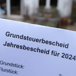 Ein Grundsteuerbescheid für 2024 (Symbolbild).