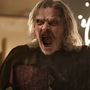 Der Rattenfänger (Götz Otto) kehrt in die Stadt Hameln zurück (Szene aus der ZDF-Horror-Serie „Hameln“).