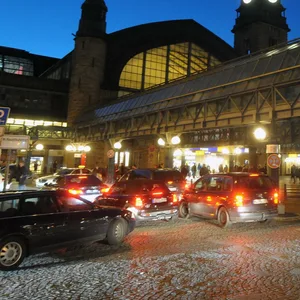 Ein Verletzter nach Messersticen am Hauptbahnhof – Züge für die Fahndung nach Täter gestoppt