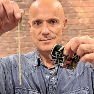 MOPO-Chefreporter Thomas Hirschbiegel mit einer Goldkette und Orden. Beim Ankauftest wurden ihm keine fairen Preise geboten.