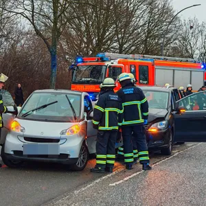 Bei dem Unfall im Stadtteil Wilhelmsburg wurden fünf Menschen verletzt.