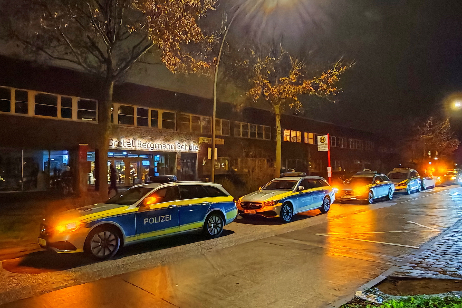 Großeinsatz auf dem Gelände der Gretel-Bergmann-Schule in Neuallermöhe: Drei Jugendliche sollen Drogen konsumiert haben, einer musste ins Krankenhaus.