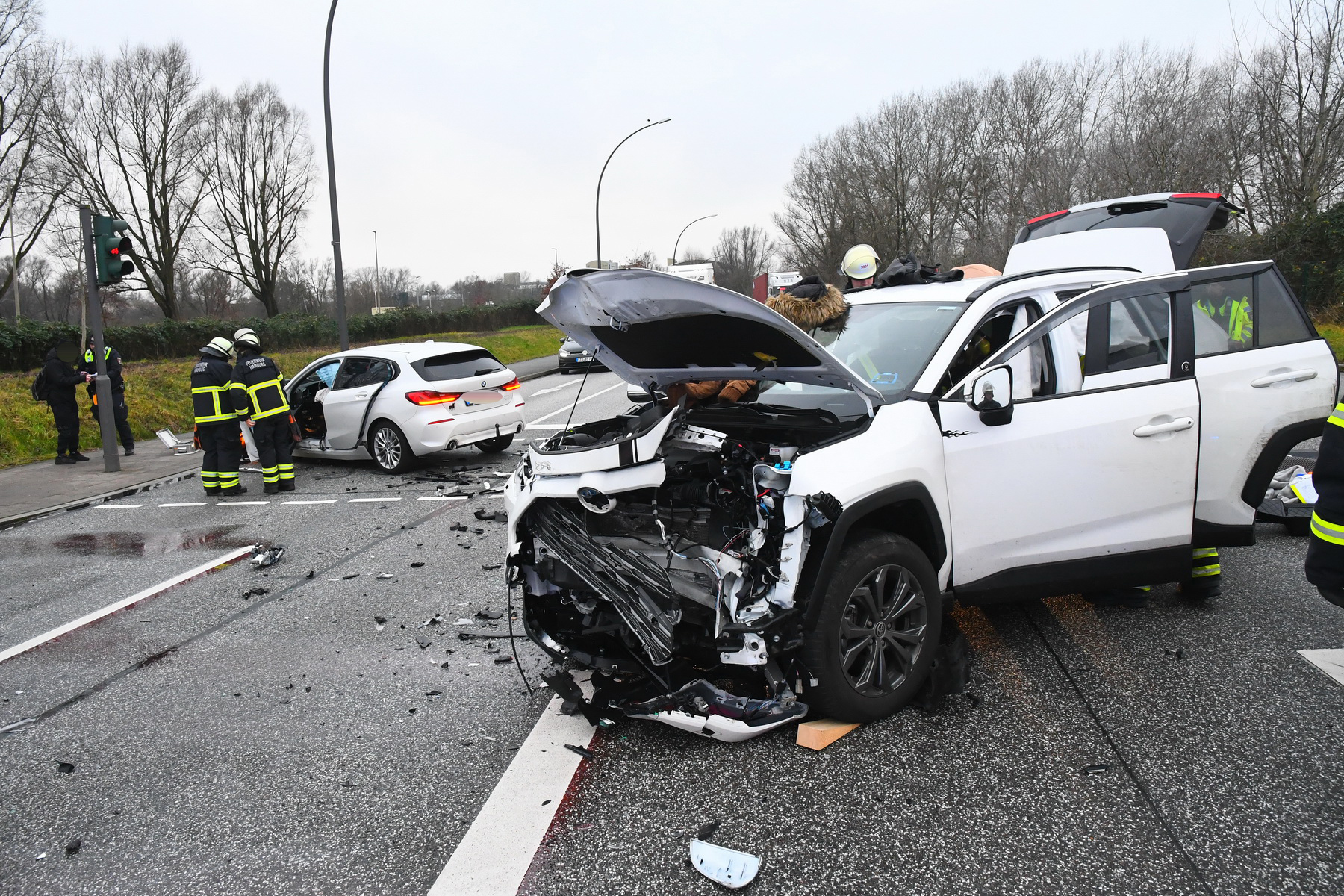 Die Autos kollidierten mitten auf der Kreuzung in Hamburg-Altenwerder miteinander.