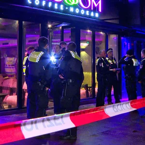 Polizisten stehen vor der Shisha-Bar „Blossom“ an der Lübecker Straße