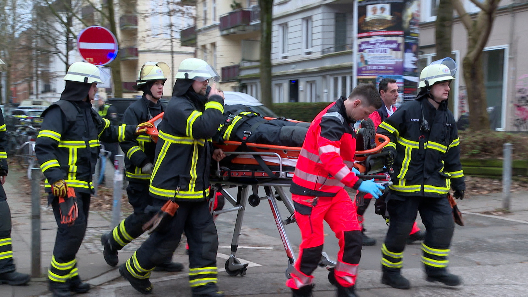 Der Feuerwehrmann verletzte sich bei der Türöffnung am Knie.