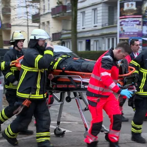 Der Feuerwehrmann verletzte sich bei der Türöffnung am Knie.