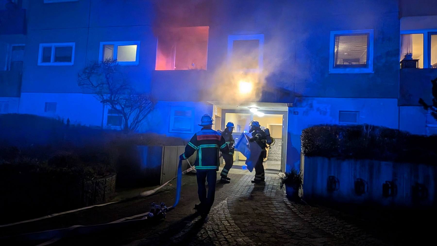 Dunkler Rauch zieht von dem Balkon.