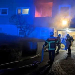 Dunkler Rauch zieht von dem Balkon.