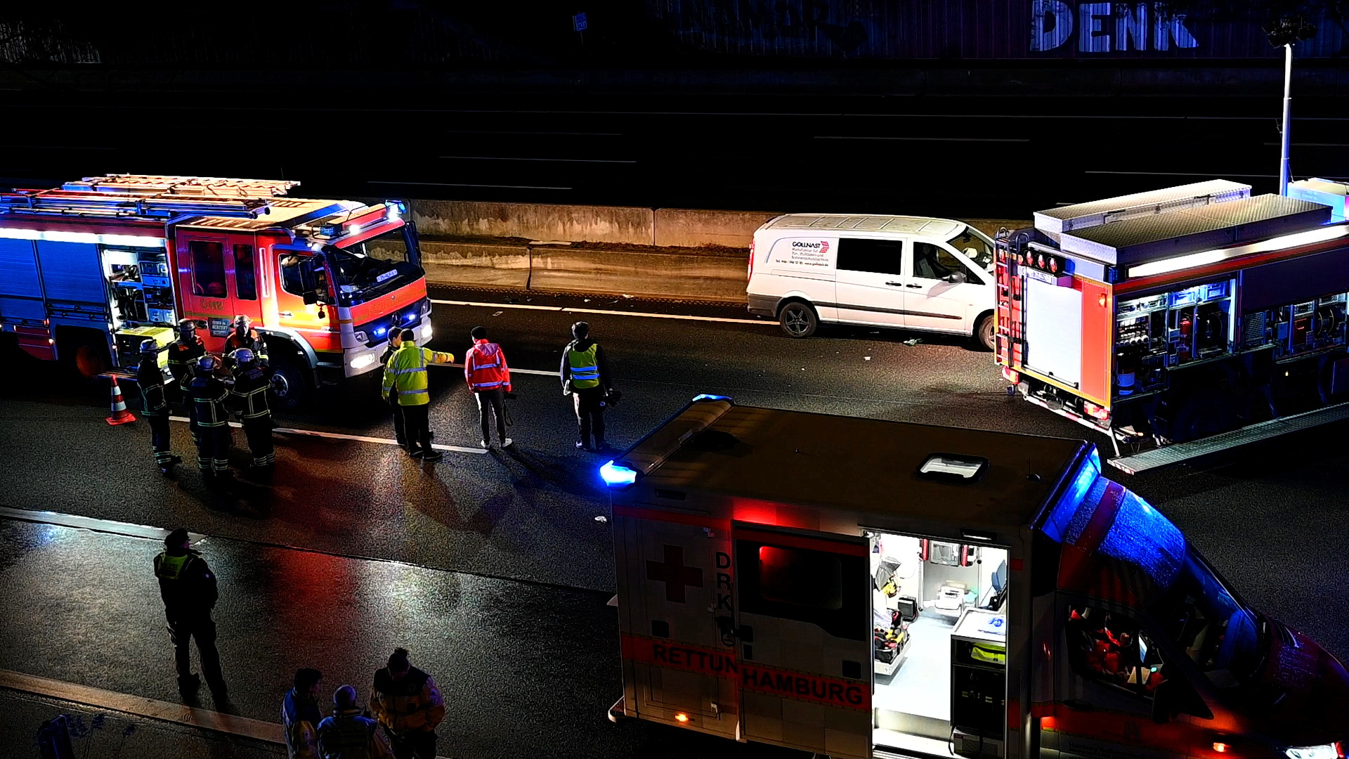 Der Fahrer des Transporters wurde aus seinem Auto geschleudert und starb noch am Unfallort.