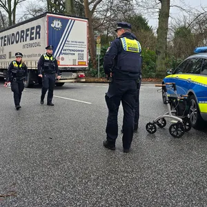 Der Sattelzug erfasste aus noch unbekannten Gründen eine Fußgängerin und überrollte sie.