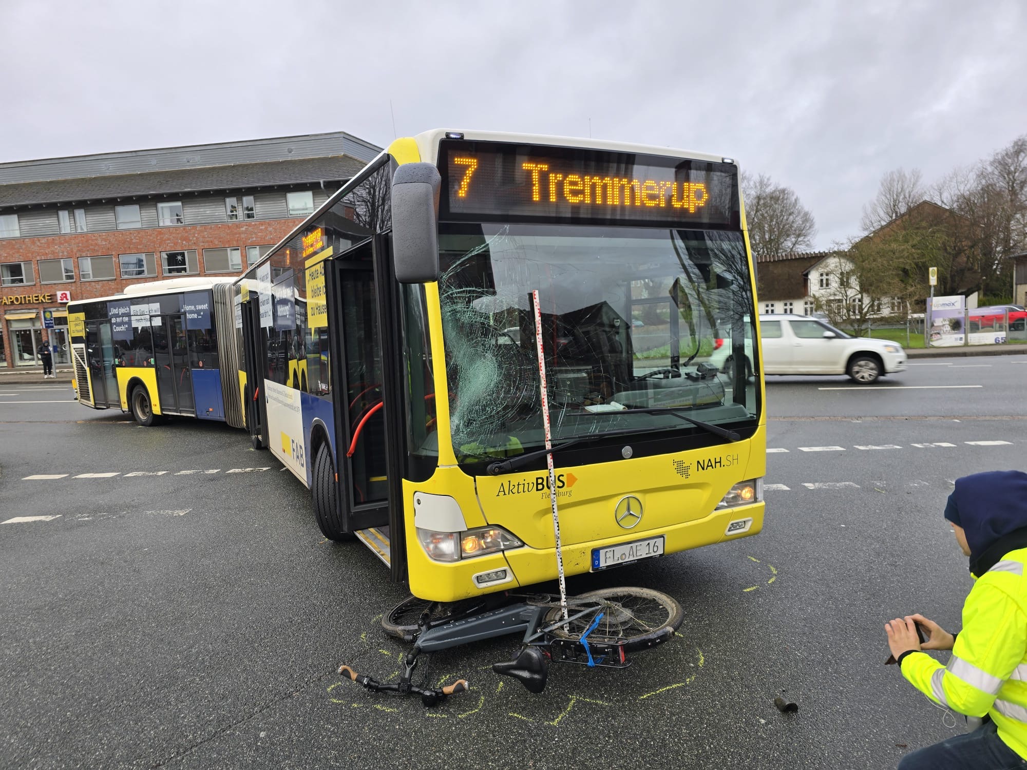 Radfahrer in Flensburg von Bus erfasst und schwer verletzt – Polizei ermittelt