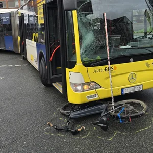 Radfahrer in Flensburg von Bus erfasst und schwer verletzt – Polizei ermittelt
