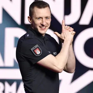 Trampolin-Turner und Polizist Daniel Schmitt hat sich für das „German Ninja Masters“- Finale am 11. Januar qualifiziert – und da ist er nicht der einzige Hamburger.