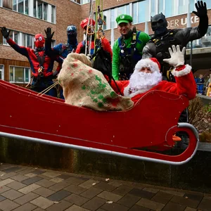 Höhenretter der Feuerwehr überraschten am Nikolaus die Kinder in der Kinderklinik Eppendorf.
