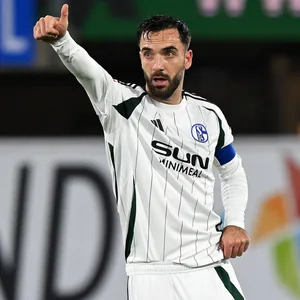 Daumen hoch: Schalke-Kapitän Kenan Karaman freut sich in Paderborn