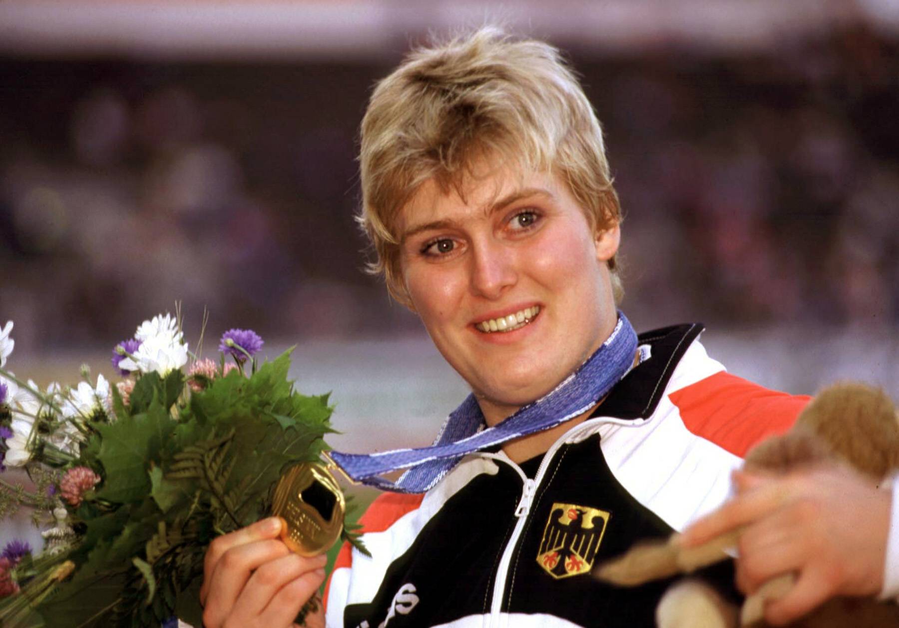 Ilke Wyludda präsentiert ihre Goldmedaille 1996 in Atlanta.