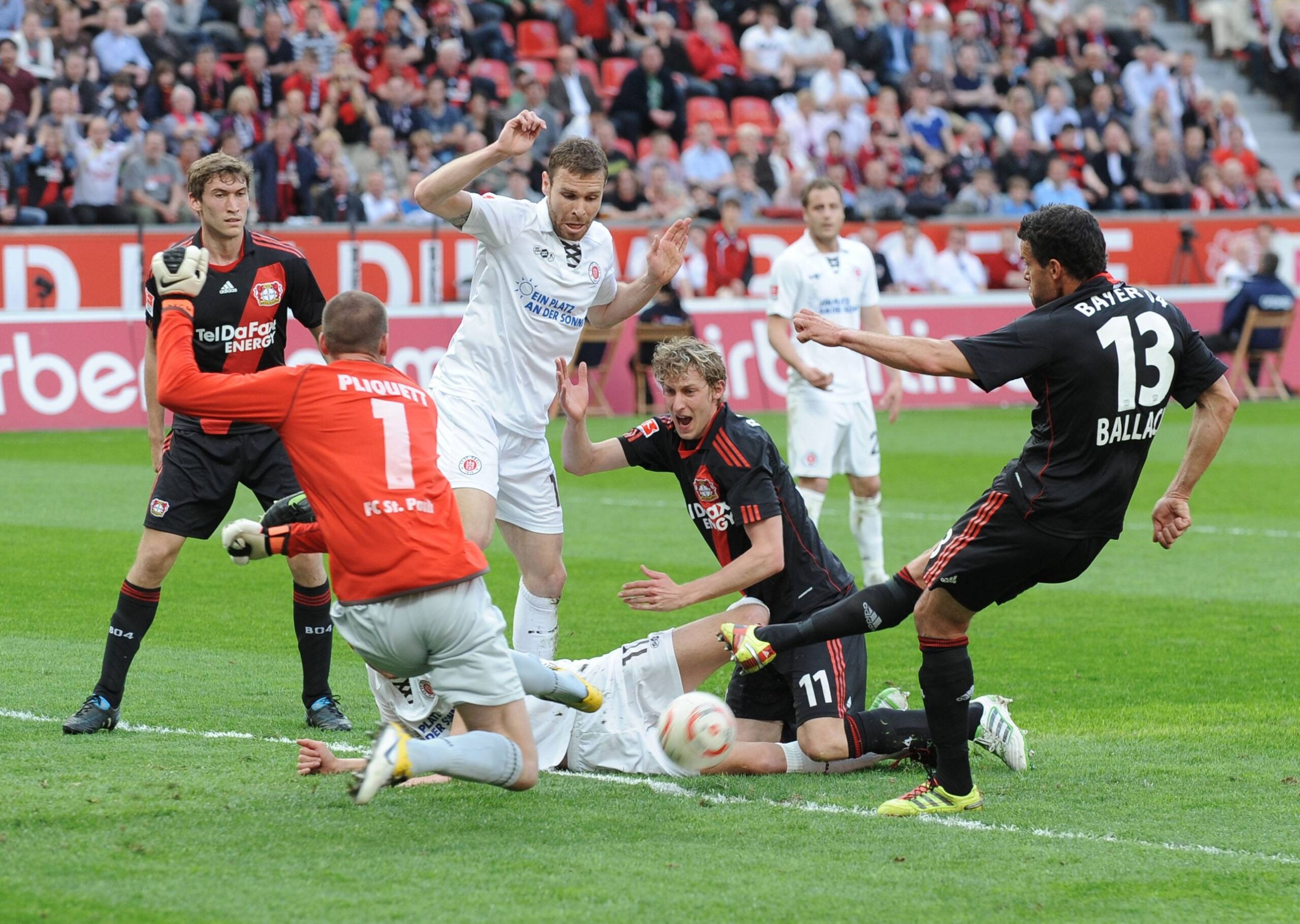 Turbulente Szene zwischen Bayer Leverkusen und St. Pauli