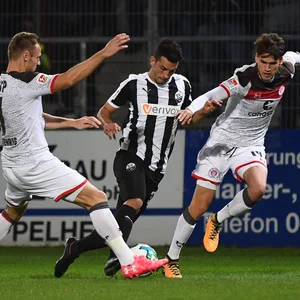 Bernd Nehrig und Luca Zander im Spiel gegen Sandhausen