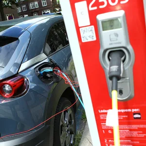 E-Auto an Ladestation