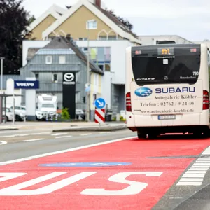 Bus auf einer Busspur