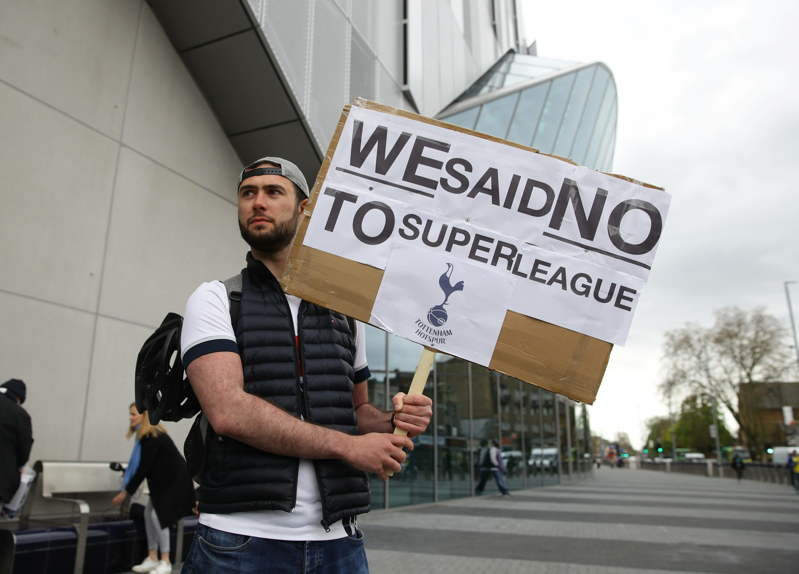 Ein Tottenham-Fan protestiert gegen die Super League