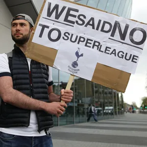 Ein Tottenham-Fan protestiert gegen die Super League