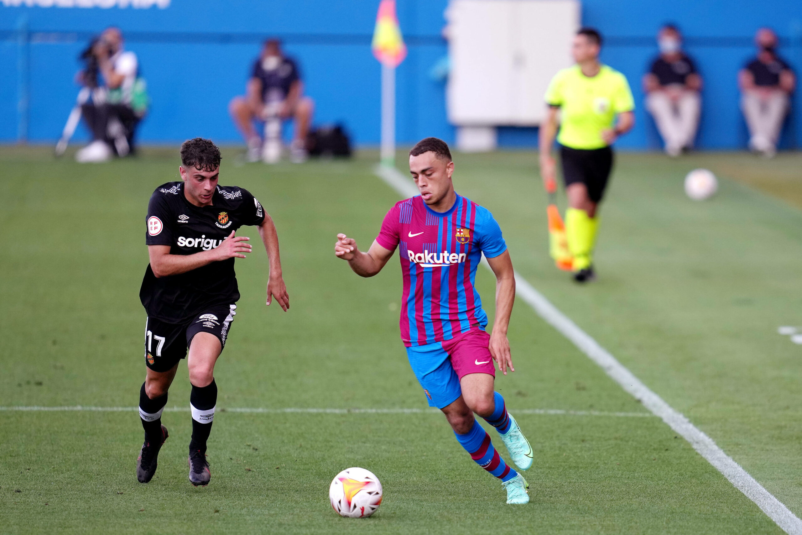 Ein Spieler von Nàstic de Tarragona und Sergiño Dest vom FC Barcelona