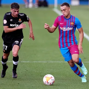 Ein Spieler von Nàstic de Tarragona und Sergiño Dest vom FC Barcelona
