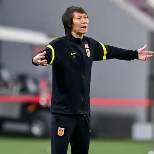 Li Tie gestikuliert an der Seitenlinie als Nationaltrainer Chinas.