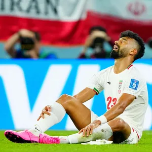 Ramin Rezaeian sitzt frustiert am Boden