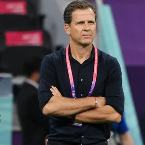 Oliver Bierhoff mit verschränkten Armen