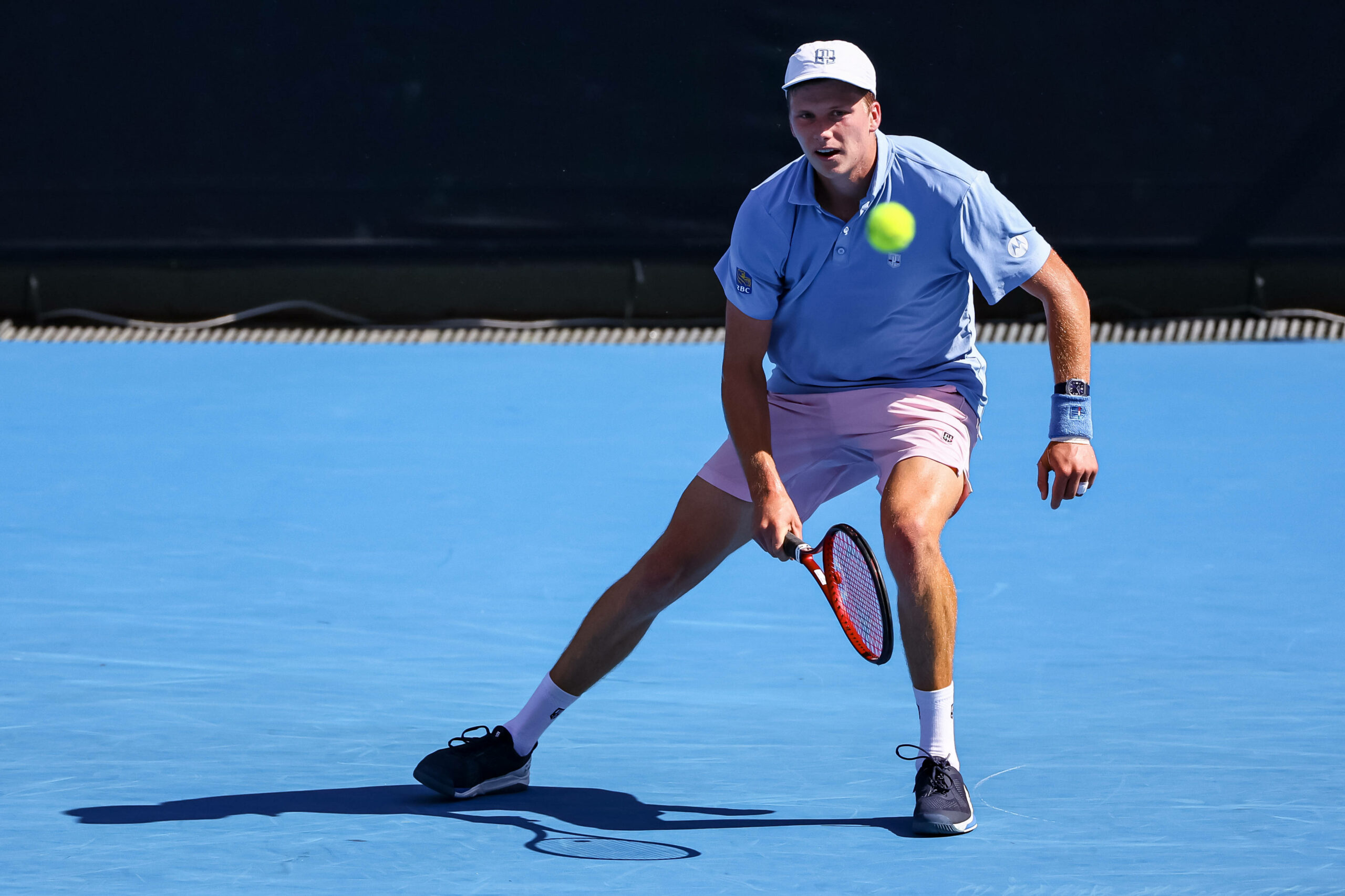 Jenson Brooksby schlägt einen Ball bei den Australian Open 2023.