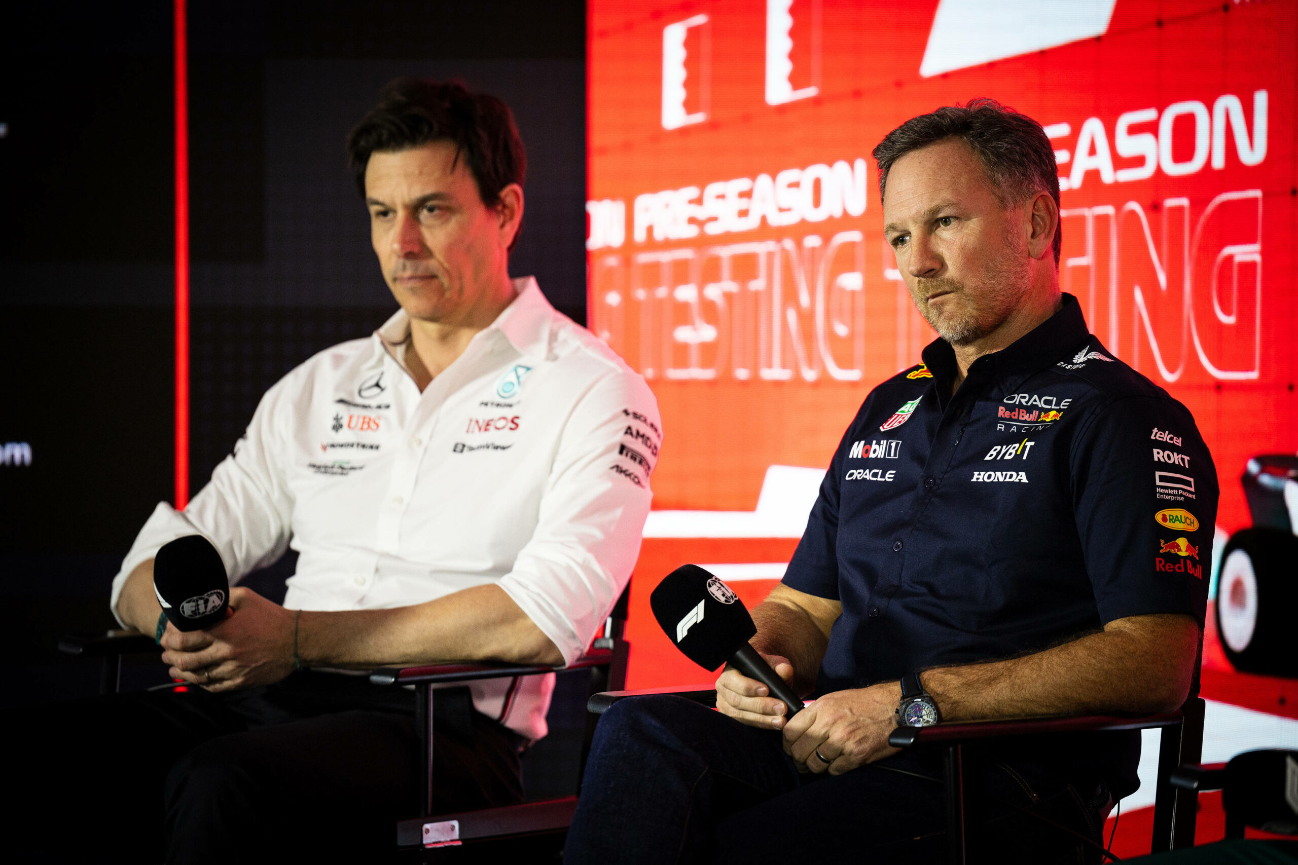 Toto Wolff und Christian Horner sitzen bei einer Pressekonferenz nebeneinander