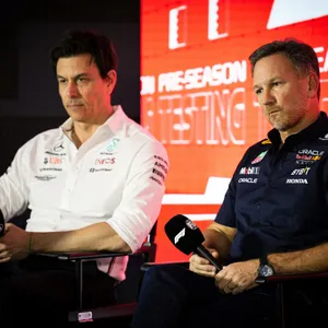 Toto Wolff und Christian Horner sitzen bei einer Pressekonferenz nebeneinander